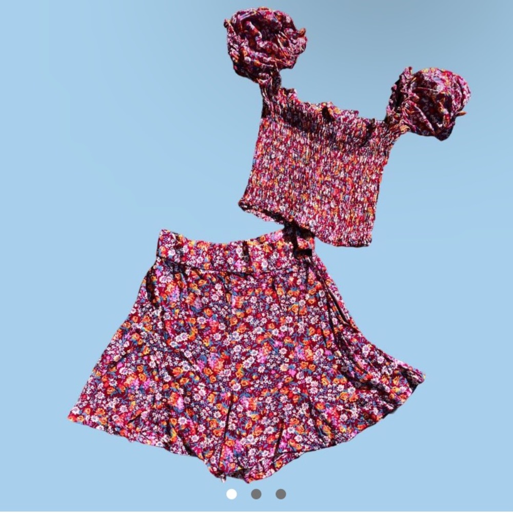 Vintage 70s floral print shorts n crop top set
Would best fit a size XS
SO CUTE